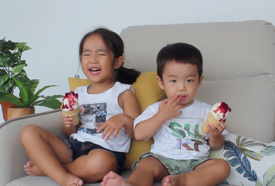 kids eating ice cream